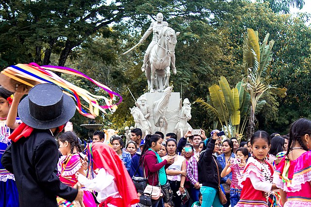 Image: Danzas típicas del Beni frente a la escultura de José Ballivián