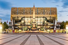 The Gewandhaus at the Augustusplatz in Leipzig-Mitte with the Mendebrunnen at night (2016). Das Gewandhaus und der Mendebrunnen in Leipzig bei Nacht.jpg