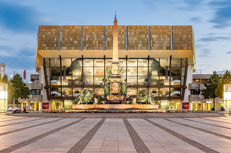 File:Das Gewandhaus und der Mendebrunnen in Leipzig bei Nacht.jpg