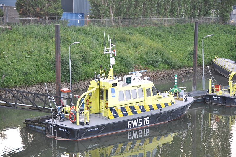 File:De RWS 16 voor de wal in de haven bij Rosandepolder (03).JPG