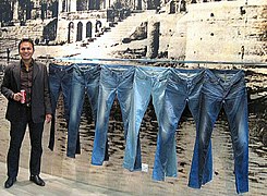 Los pantalones vaqueros se muestran para el comprador en la fábrica RMG de Bangladesh.