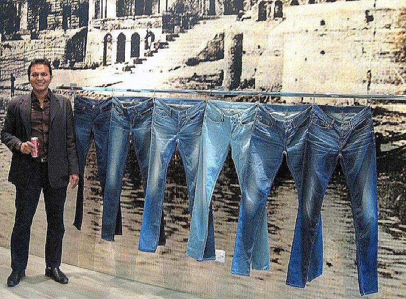 Dosiero:Denim Jeans Pant Display.JPG