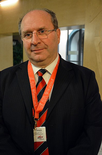 File:Der Fotograf Dr. Bernd Gross (Wikimedia Commons) mit Wikipedia-Band auf der WikiCon 2013 in Karlsruhe im Foyer vom Studentenhaus, Karlsruher Institut für Technologie.jpg