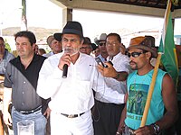 Ricardo Ladeia discursa no encerramento da Festa do Dois de Julho de 2005, ao lado do deputado estadual Luiz Augusto Gordiano