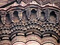 クトゥブ・ミナールのムカルナス。ムカルナスはイスラーム建築でよく用いられる、幾何学的要素の反復による持ち送り構造の装飾である。1200年頃、インド。