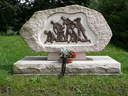 Fotografi av minnesmerke i byen Deutschneudorf over ofre under dødsmarsjen 9. juni 1945.