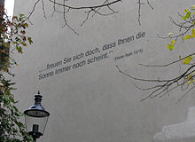 „… freuen Sie sich doch, dass Ihnen die Sonne immer noch scheint.“ von Dieter Roth an einer Hauswand in Basel