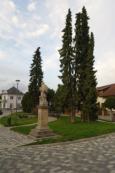 File:Dobruška, park VI(J).jpg