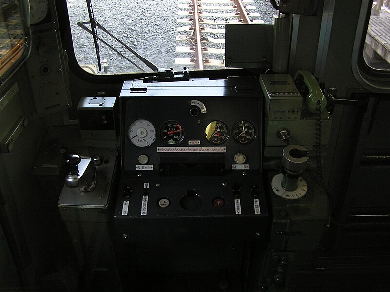 File:Driver's cab of tozai5000.jpg