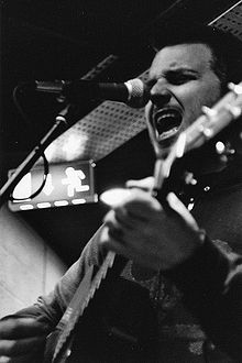 Un hombre tocando la guitarra