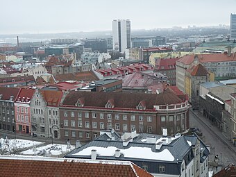 Vue du coin des rues Harju tänav et Müürivahe tänav. Au premier plan se trouve le ministère de l'Économie, derrière à droite se trouve la tour Assauwe.