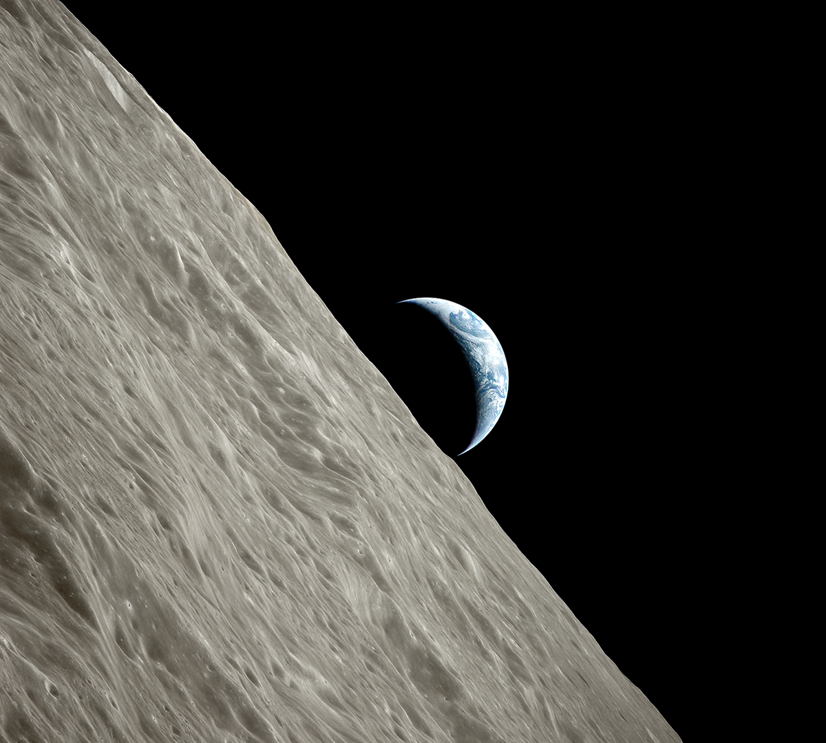 File:Earth over Moon - Apollo 17.png - Wikimedia Commons