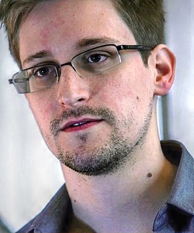 Гленн Гринуолд пен Лаура Пойтрастың бейнеинтервью алған кезіндегі Эдуард Сноуден. 6 маусым 2013 жыл