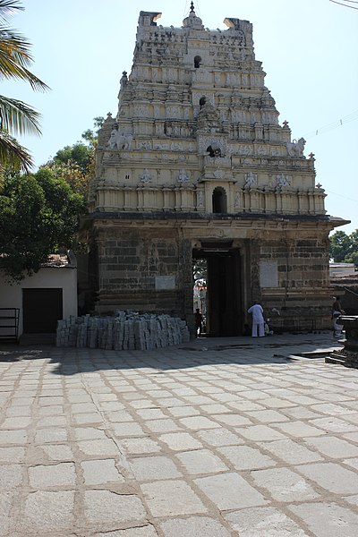 File:Entrance and gopura seen from the mantapa of the Veeranarayana temple in Gadag.JPG