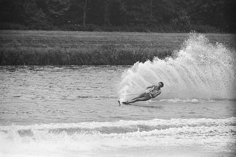 File:Europese waterskikampioenschappen op Bosbaan Teddo Peer tijdens slalom, Bestanddeelnr 927-3551.jpg