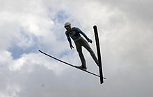 Un saltador de esquí en pleno salto