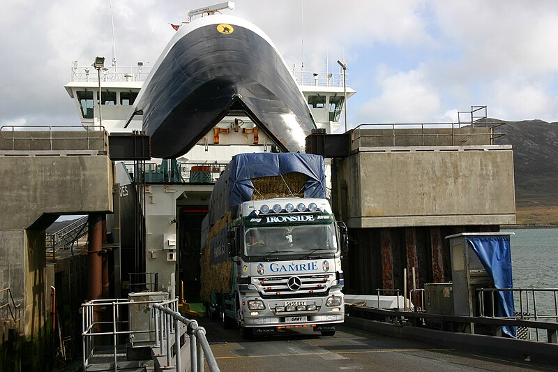 File:Faehrschiff Hebrides-Lochmaddy-Uig-08-Bugklappe-LKW-2009-gje.jpg