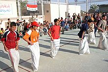 Nens esperant començar la carrera de sacs a Falujah, l'Iraq