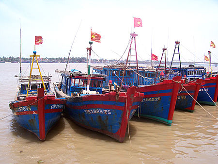 Tập tin:Fishing boats, Dong Hoi.jpg