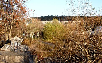 Venstre billede: 
 Fittja bro i 1940'erne, da endnu 
 Det højre billede er taget på samme sted i året 2010. 
 Den gamle bro er revet, hvis bare en del af vejsiden er tilbage. 
 Den nye bro, som ligger lidt længre mod øst og lidt højere skimter bag buskadset. 
 På begge billeder ses en af kontrolstationerne for hovedvandledningen Norsborg-Stockholm.