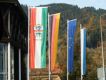 Die Flagge Rottach-Egerns ganz links