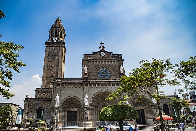 640px-Front_view_of_the_Manila_Cathedral.jpg (640×429)