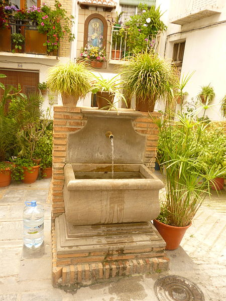 File:Fuente Lanjarón 15.jpg