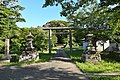 船越鉈切神社鳥居 洞窟は後背の段丘上に所在する。