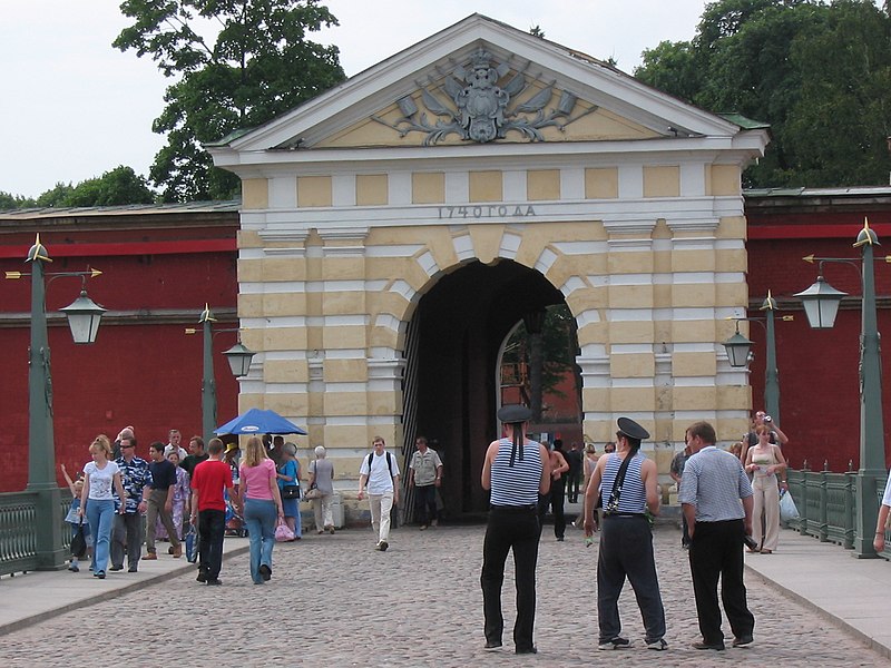 File:Gate to Peter and Paul fortress - panoramio.jpg