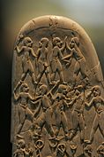 Greep van een pronkmes(Mes van Gebel el-Arak) uit nijlpaardenivoor, (Naqadacultuur), ca. 3200 v.Chr.