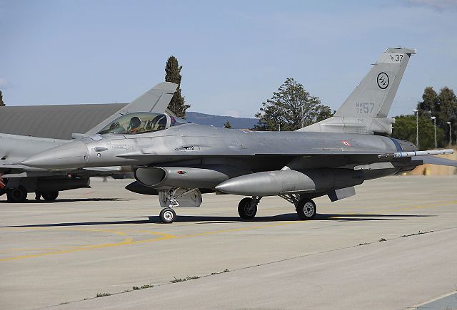 640px-General_Dynamics_F-16A_ADF_Fighting_Falcon%2C_Italy_-_Air_Force_JP6511151.jpg