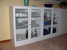 [1] Vitrine im Wohnzimmer