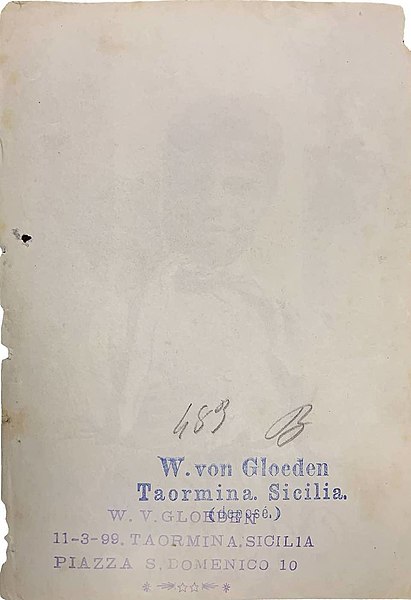 File:Gloeden, Wilhelm von (1856-1931) - n. 0483 B verso. Cm 11,5x17. Timbrata. Aste LaRosa.jpg