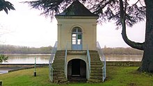 Fotografía que presenta la glorieta del castillo con su doble escalera.