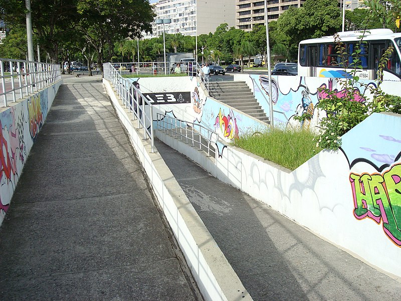 File:Grafitti Passarela Subterrânea - panoramio.jpg