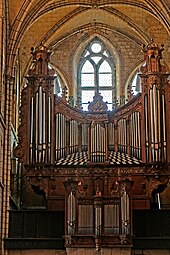 Photographie d'un grand orgue de tribune placé devant les verrières de la façade ouest