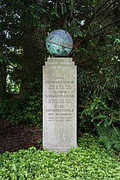 English: Grave and tombstone of Karl Schwarzschild at the historic city cemetery (Stadtfriedhof) in Göttingen, Germany. Deutsch: Grab von Karl Schwarzschild auf dem historischen Stadtfriedhof in Göttingen.