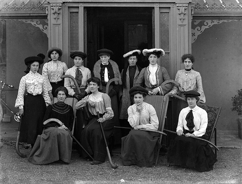 Fichier:Group picture of female field hockey players, Ireland, 1900s (7039124341).jpg