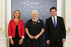 左からモゲリーニ、エストニアのマリーナ・カリュランド外相、スロバキアのミロスラヴ・ライチャーク外相（2016年9月2日）