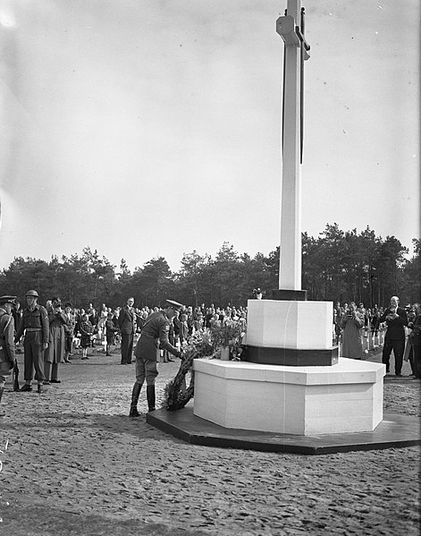 File:Herdenking Canadese kerkhof Holten Canadese brug, Bestanddeelnr 902-7348.jpg