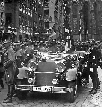 Septembre : parade des SA devant Hitler à Nuremberg