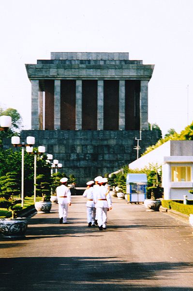 File:Ho Chi Minh Mausolée - 2003.jpg