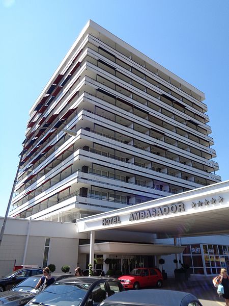 File:Hotel Ambasador, Opatija - ulaz.jpg