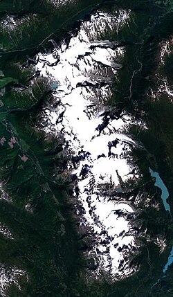 Satelitní fotografie Howson Range, vpravo jezero Burnie Lakes, Howson Peak ve střední části pásma