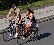 Dänische Jugend genießt Radfahren.