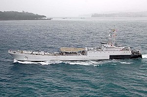 INS Mahish, плаващ през Индийския океан.jpg