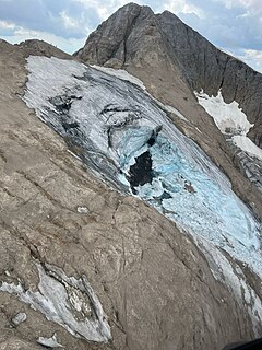 Il distacco del seracco della calotta di Punta Rocca in Marmolada (2022).jpg