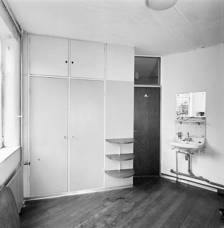 Bestand:Interieur, verdieping, slaapkamer boven de met eigen wastafel. Deur naar de hal - Utrecht - 20340431 - RCE.jpg Wikipedia
