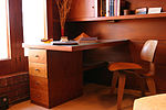 Inbyggt skrivbord med stol ritad av Charles och Ray Eames