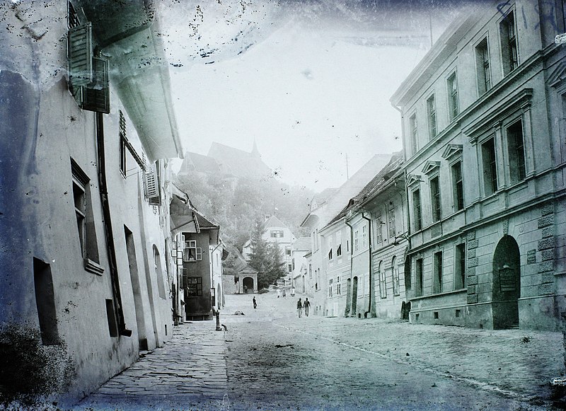 File:Iskola utca (Strada Scolii) a Fő tér felől nézve, háttérben a Hegyi templom (Vártemplom). Fortepan 86610.jpg